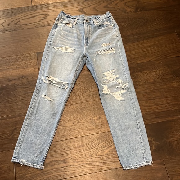 American Eagle Destructed Mom jeans - Picture 2 of 2